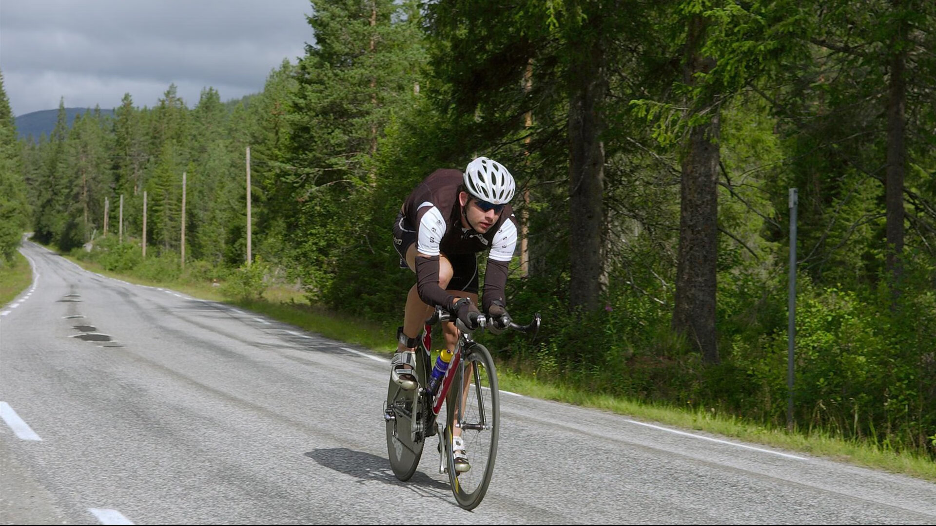 开云品牌-伊朗队后卫佩雷斯在巴黎奥运会上表现出色，伊朗足球运动员