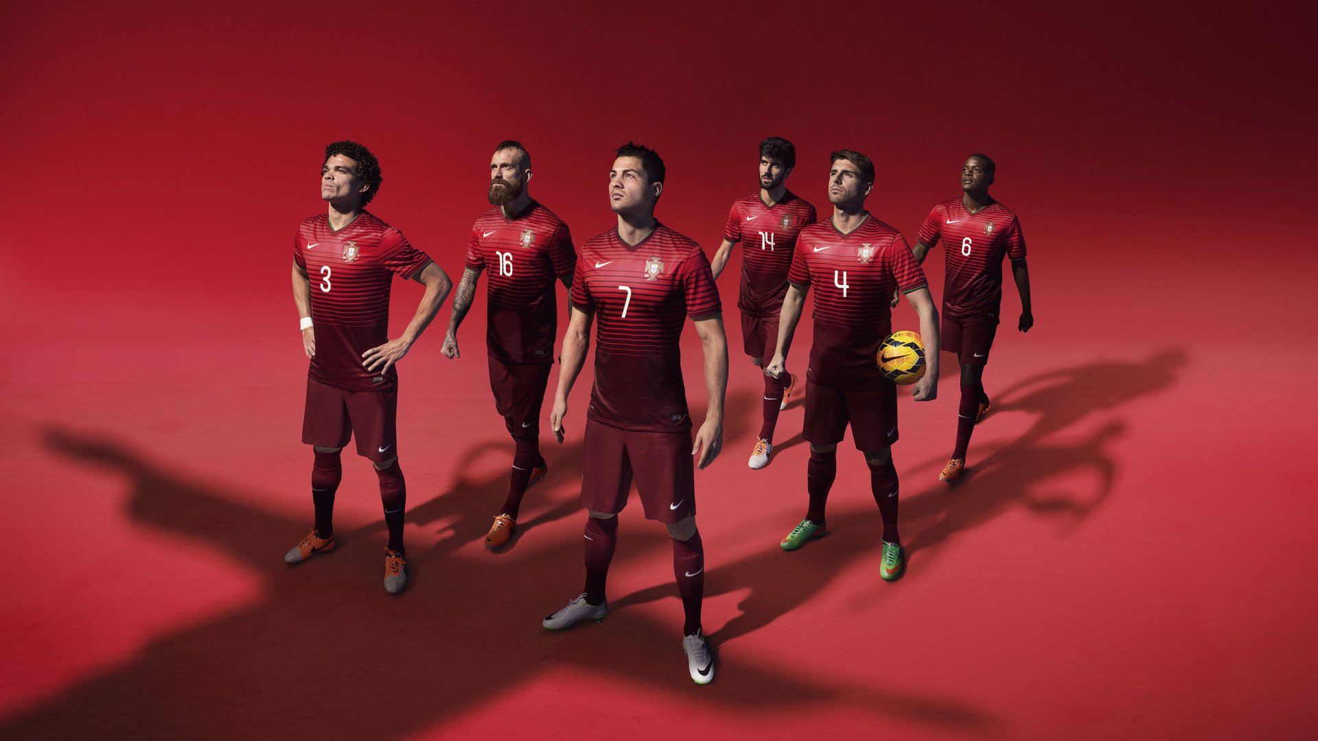 英超逆境反击，精彩瞬间点燃全场氛围，英超经典比赛